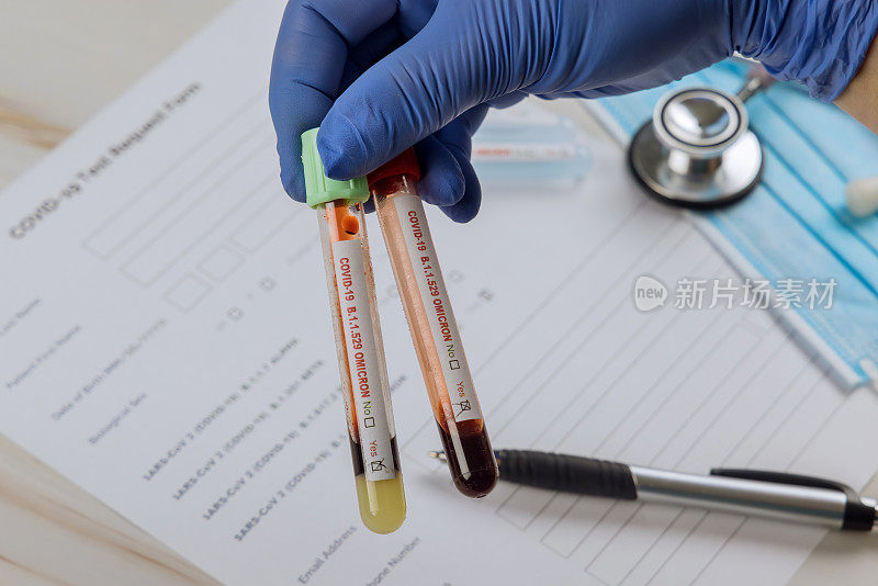 冠状病毒感染的血液检测样本在医生手中。新版本Omicron B.1.1.529 COVID-19疫情爆发
